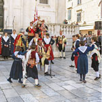 Mladi iz Udruge Dubrovaki primorski svatovi pleu lino ispred crkve sv. Vlaha u Dubrovniku